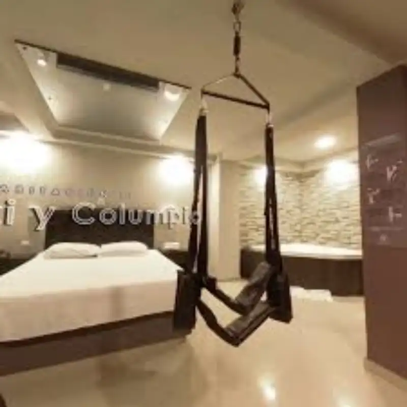 Arnés Sexual Columpio para Habitación - Instalación Premium | Sexshop Puebla Arnés sexual columpio negro instalado en habitación elegante de Las Ánimas Puebla, equipo para parejas con experiencia premium garantizada